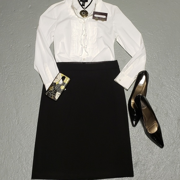 Black Banana Republic stretch skirt. - Picture 2 of 8